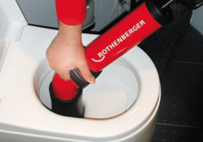 Plombier réalisant le débouchage d’un WC à Bruxelles